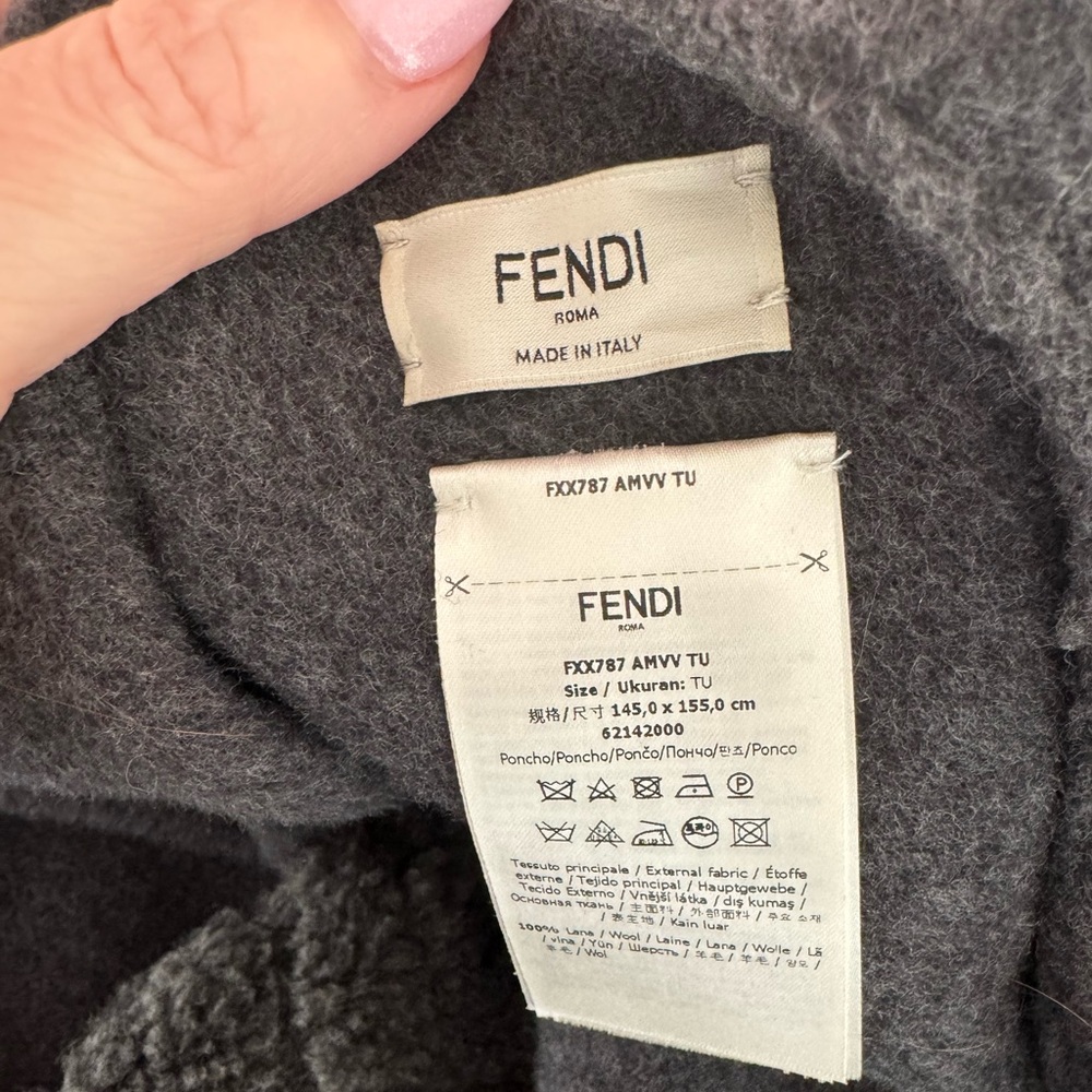 Fendi Wool Poncho with logo pockets - Picture 2 of 4